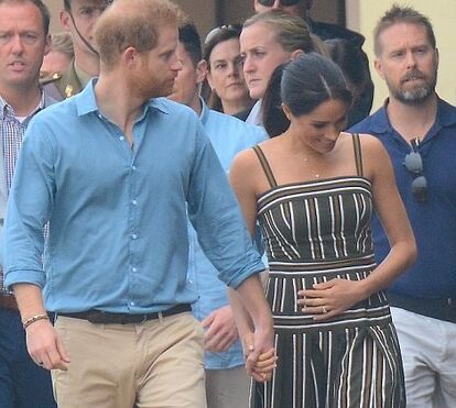 Qual protocolo? Meghan e Harry muito apaixonados na famosa Bondi Beach, na Austrália