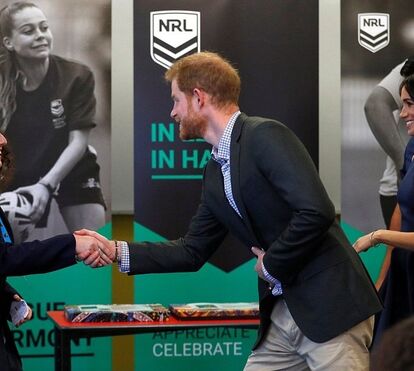 Meghan Markle é a imagem da elegância em visita a escola só de raparigas
