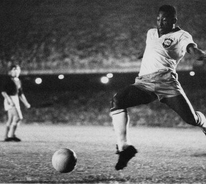 Susto pelo 'rei'. Pelé submetido a cirurgia de urgência em hospital de São Paulo