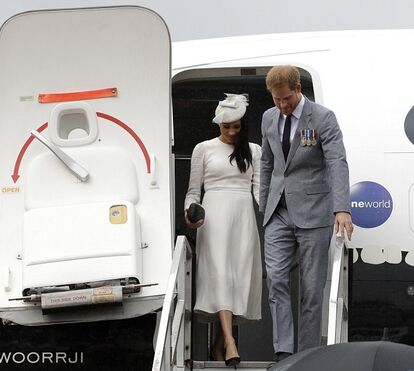 Meghan disfarça a barriga com vestido de 450 euros