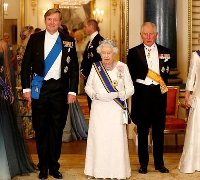 Como num conto de fadas! Kate usa vestido de princesa e tiara de Diana em luxuoso banquete de estado com Isabel II