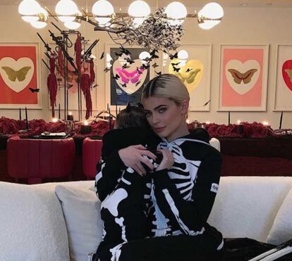 Halloween: esqueletos com 'diamantes' na casa de Kylie Jenner
