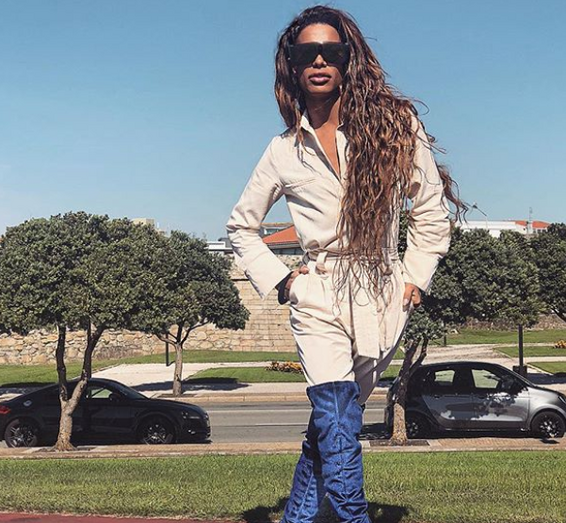 Carlos Costa tira extensões e pinta o cabelo de rosa