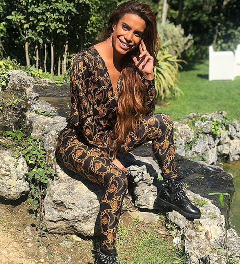 Carlos Costa tira extensões e pinta o cabelo de rosa