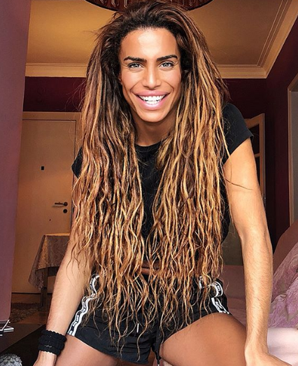 Carlos Costa tira extensões e pinta o cabelo de rosa