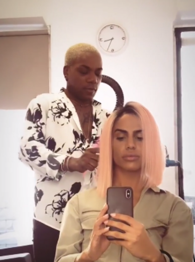 Carlos Costa tira extensões e pinta o cabelo de rosa