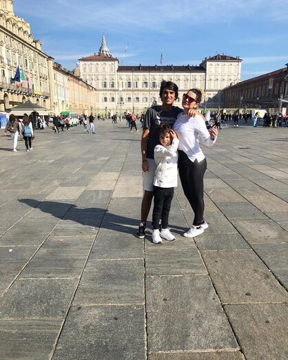 Grávida de quatro meses, Katia Aveiro mostra barriga