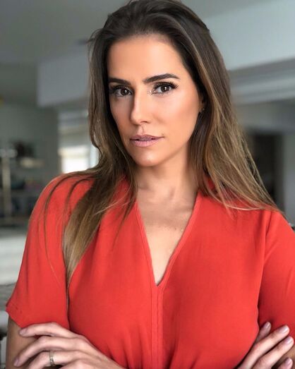Deborah Secco teve a coragem de cortar o cabelo... bem curtinho!