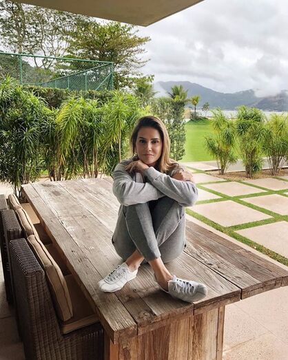 Deborah Secco teve a coragem de cortar o cabelo... bem curtinho!