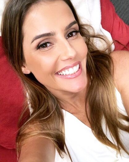 Deborah Secco teve a coragem de cortar o cabelo... bem curtinho!