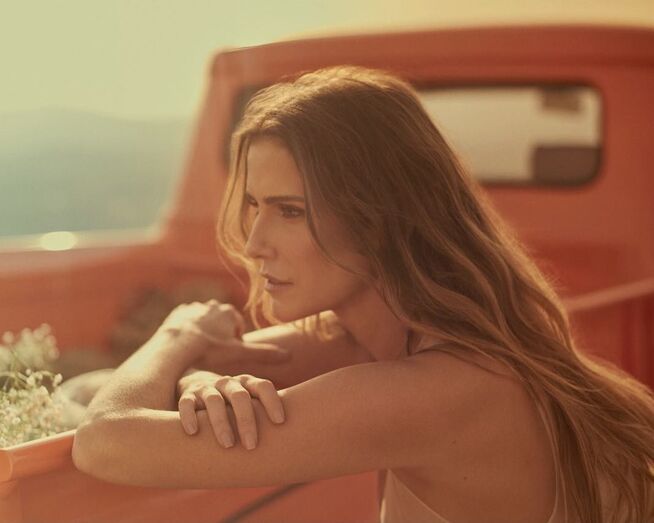 Deborah Secco teve a coragem de cortar o cabelo... bem curtinho!