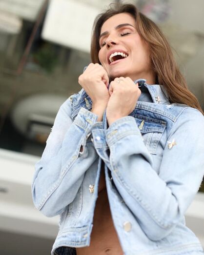 Deborah Secco teve a coragem de cortar o cabelo... bem curtinho!