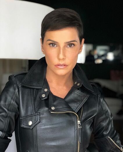 Deborah Secco teve a coragem de cortar o cabelo... bem curtinho!