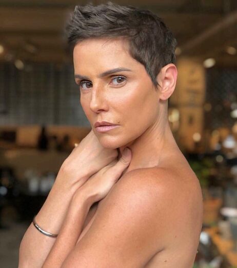 Deborah Secco teve a coragem de cortar o cabelo... bem curtinho!