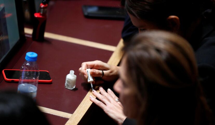 Isabel Moreira pinta as unhas durante debate do OE 2019