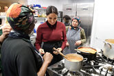 Meghan Markle em cozinha de refugiadas árabes 