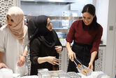 Meghan Markle em cozinha de refugiadas árabes 