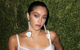 Quem sai aos seus... Filha de Madonna mostra as maminhas em vestido transparente