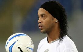 A queda de um astro. Ronaldinho está sem dinheiro, sem passaporte e deve mais de 2 milhões de euros
