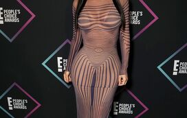 De cortar a respiração! Kim Kardashian arrasa com vestido ultra justo