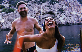 Conheça a namorada de 26 anos (cheia de curvas) do milionário DJ David Guetta, de 51