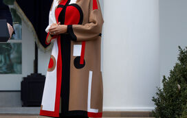 Melania Trump arrasada nas redes sociais por causa... de um casaco!