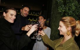 Noite de festa! Elenco de 'Ouro Verde' comemora a vitória nos Emmy