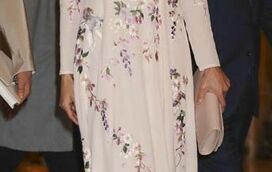 Letizia brilha em tons pastel na companhia da primeira-dama da China