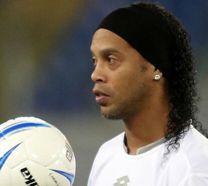 A queda de um astro. Ronaldinho está sem dinheiro, sem passaporte e deve mais de 2 milhões de euros