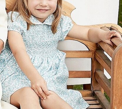 Novas fotos oficiais da família real britânica revoltam fãs da princesa Diana por verem Camilla abraçada a Charlotte