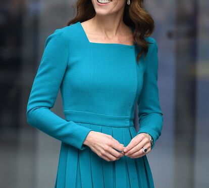 Kate exibe as pernas em visita surpresa aos estúdios da BBC