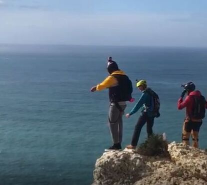 Impressionante: Vídeo chocante mostra momento da queda de paraquedista na Nazaré