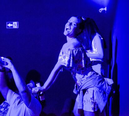 Que noite foi essa? Atores da novela da CMTV, Alguém Perdeu, 'dão show' de dança e diversão em discoteca de Fortaleza 