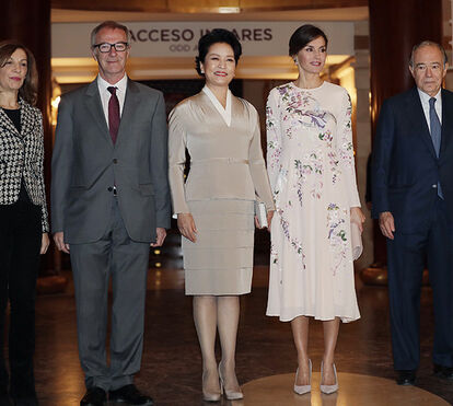 Letizia brilha em tons pastel na companhia da primeira-dama da China