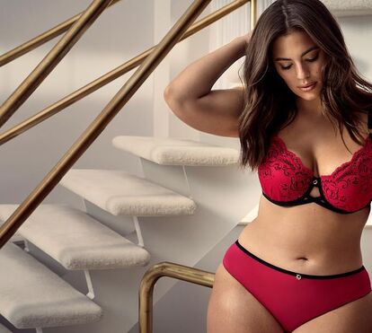 Até dói só de ver! Ashley Graham cola o peito com fita adesiva para conseguir efeito desejado. Quer ver qual é?