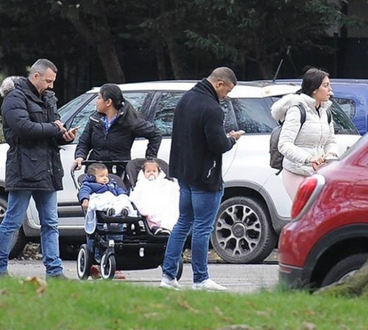 Toda a ajuda é pouca! Georgina passeia os filhos acompanhada de uma babysitter e dois guarda-costas