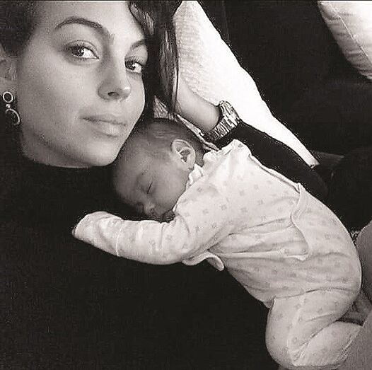 Georgina Rodríguez divulgou uma nova fotografia com a bebé Alana Martina ao colo