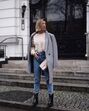 Cowboy boots com mom jeans
