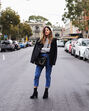 Cowboy boots com mom jeans