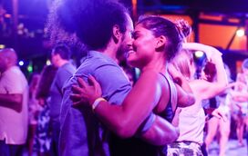 Tira o pé do chão! Atores de 'Alguém Perdeu' divertem-se em noitada memorável no Pirata, em Fortaleza