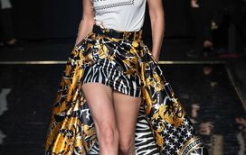 Versace inspira-se nos anos 90 e apresenta clássicos renovados 