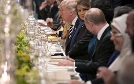 A foto que está a pressionar Donald Trump. Melania flirta com Putin