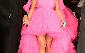 Jennifer Lopez deslumbra com vestido dramático em rosa choque