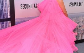 JLo deslumbra em rosa-choque