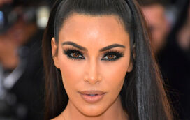 Nova provocação! Kim Kardashian mostra-se sem lingerie... outra vez