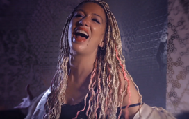 Ela não para! Maria Leal é "Mary Loyal" em novo videoclipe na discoteca