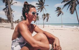 Cláudia Vieira de férias com a filha e uma amiga no Brasil