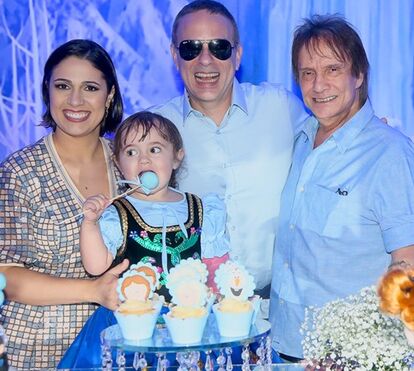 Um avô babado! Roberto Carlos encantado com a neta Laura, de 3 anos