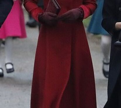 Kate escolhe vermelho natalício para a tradicional missa de Natal