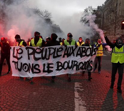 Carros queimados, lojas vandalizadas. Paris está a ferro e fogo!
